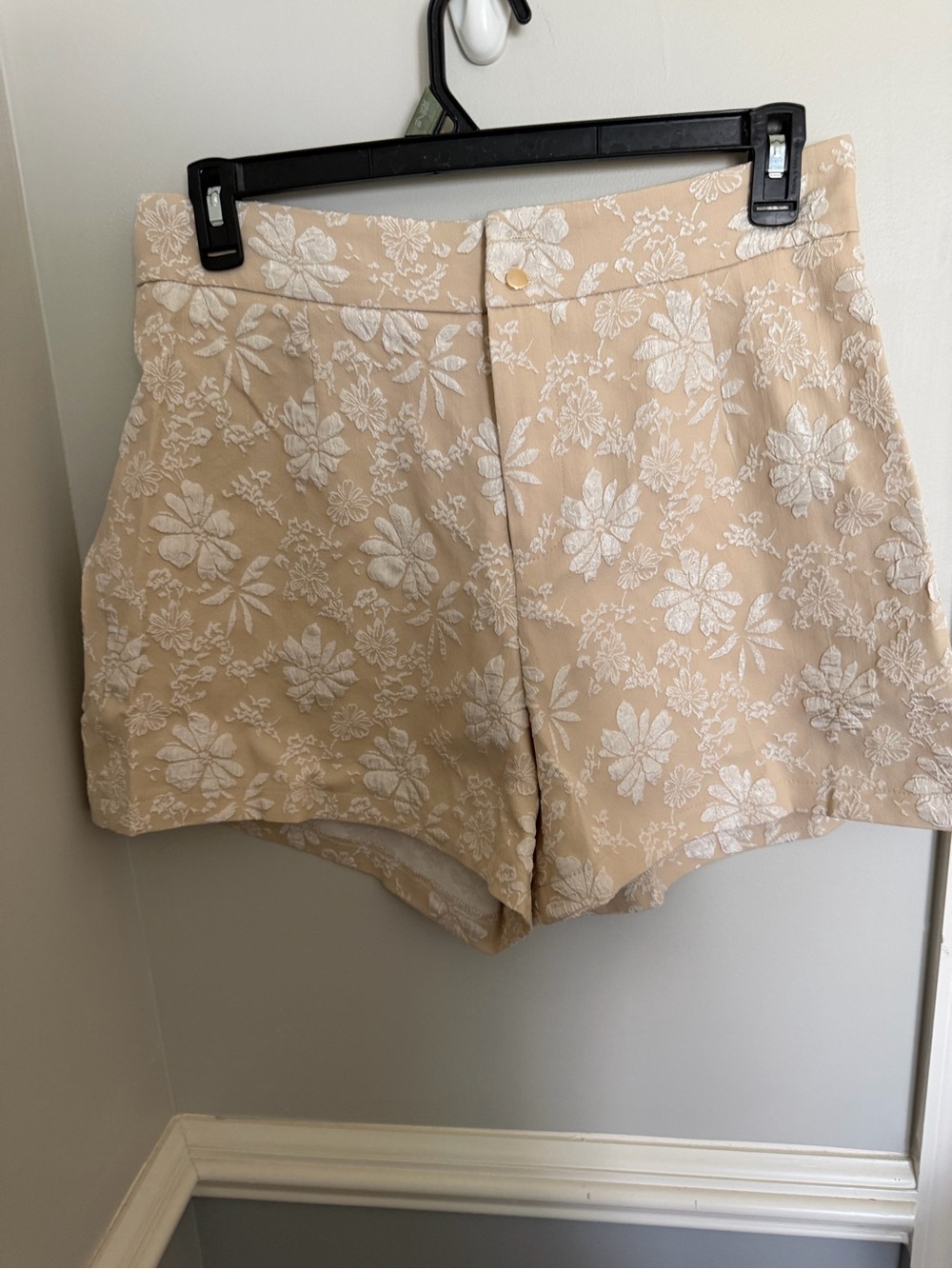 Women's Cream Floral Jacquard Shorts Size 12/14